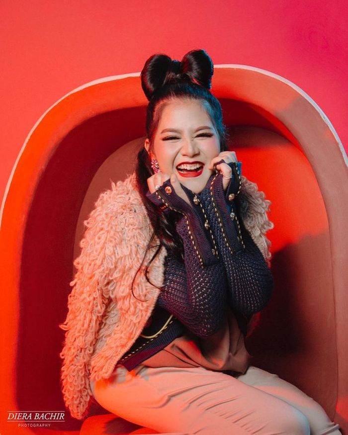 Kahiyang Ayu terlihat tampil imut bergaya cheerful lsaat pemotretan bersama Fotografer Diera Bachir