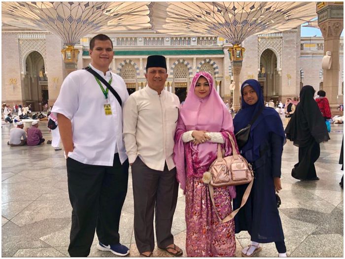 Deretan Penampilan Bella Saphira Kenakan Hijab Syar'i Saat Ibadah Umrah