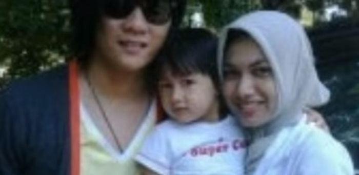 Ifan Seventeen bersama putri dan istri pertamanya, Ghea Gayatri.