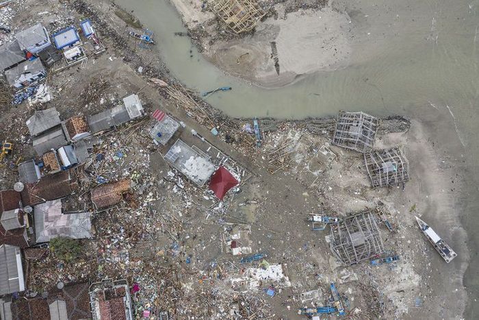 Pemandangan kawasan Kecamatan Sumur yang hancur diterjang gelombang tsunami Selat Sunda di Pandeglan