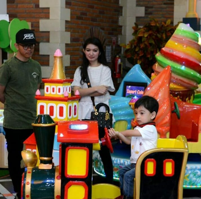 Selvi Ananda menggunakan tas mewah Dior warna hitam