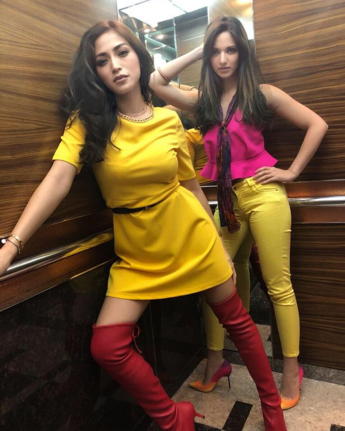 Penampilan Nia Ramadhani dan Jessica Iskandar dengan busana warna neon yang jadi tren fashion 2019