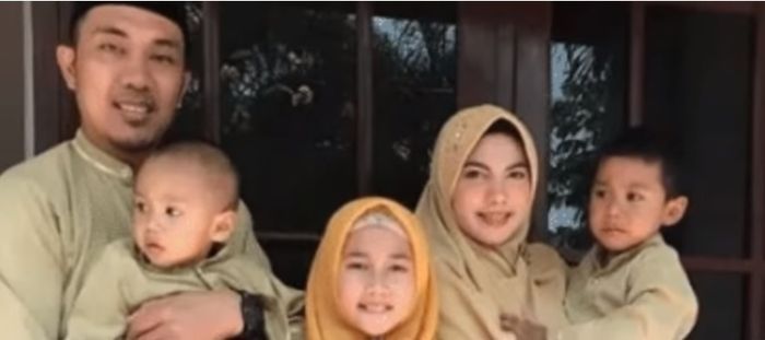 Istri pertama Ifan Seventeen Ghea Gayatri bersama suaminya sekarang dan tiga anaknya.