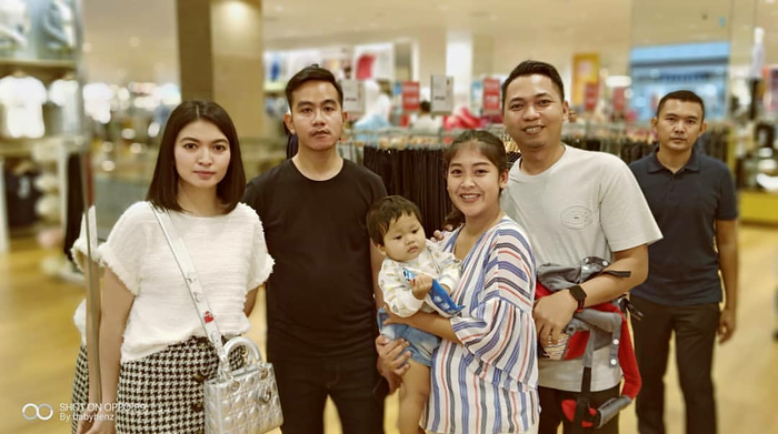 Selvi Ananda mengenakan tas mewah Dior warna silver