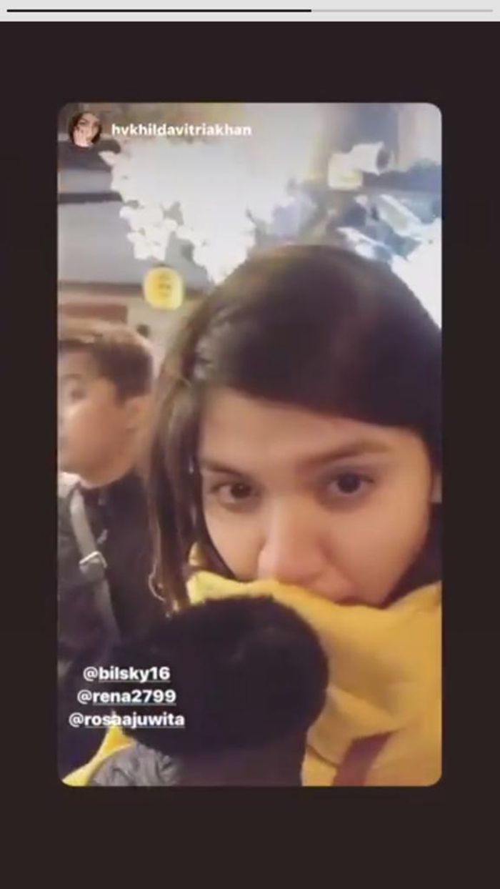 Hilda Vitria dan Billy kulineran di Jepang