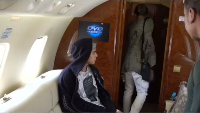 Interior Kayu Mewah dalam Jet Pribadi Maia