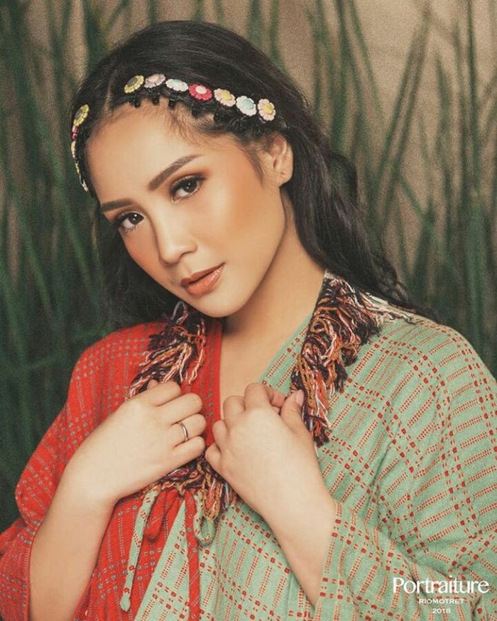 Tren Aksesori 2019 dengan Jepit Rambut 90-an ala Artis Indonesia - Nagita Slavina