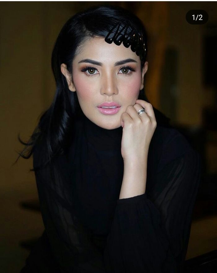 Tren Aksesori 2019 dengan Jepit Rambut 90-an ala Artis Indonesia - Nindy Ayunda