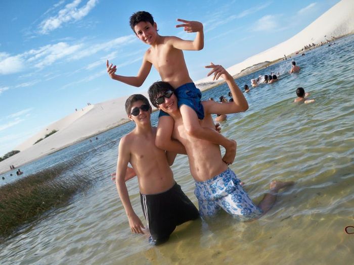 Eryck bermain di pantai bersama teman-temannya