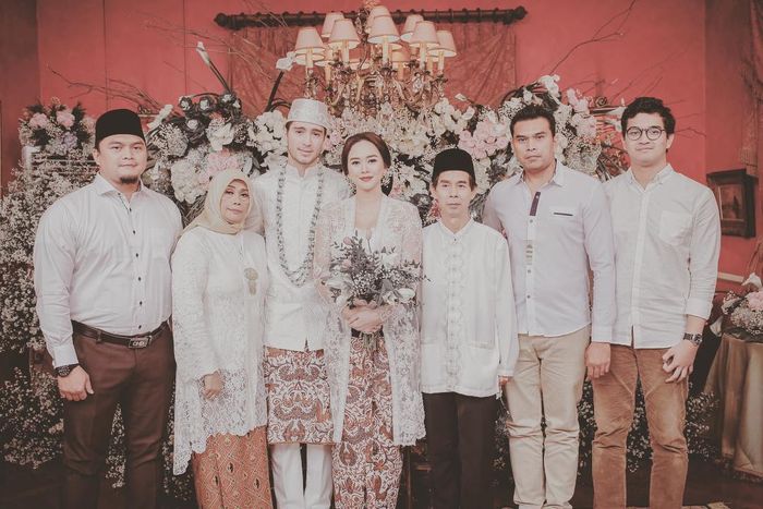 Foto Aura Kasih dengan Eryck Amaral dan keluarganya
