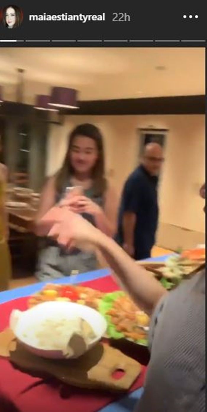Rayakan Tahun Baru 2019 Bersama, Suami Maia Estianty Kompak dengan Putra Sambungnya, Al Ghazali.