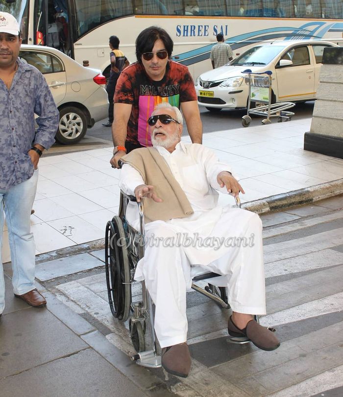 Kader Khan di kursi roda