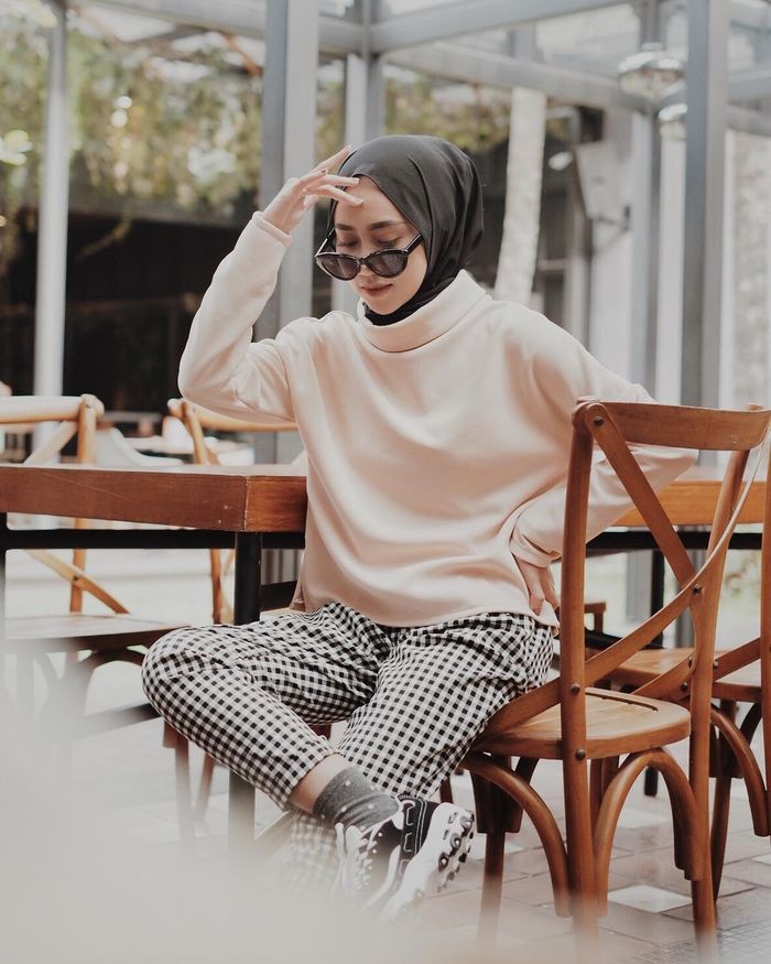 Tren fashion hijab 2019 - Padu padan celana kotak-kotak dengan turtleneck top