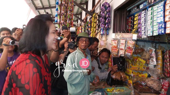 Ibu Iriana Jokowi dengan luwes dan ramahnya menyapa sang pemilik kios karena sudah lama tak berkunjung ke sana.