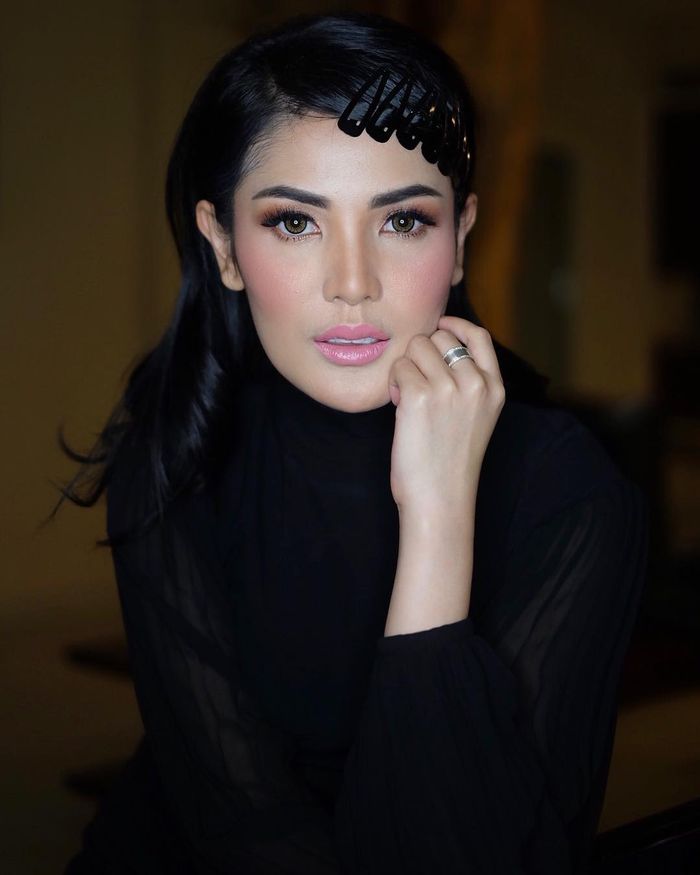 Inspirasi Jepit Rambut ala 90-an yang Bisa Kamu Contek - Nindy Ayunda