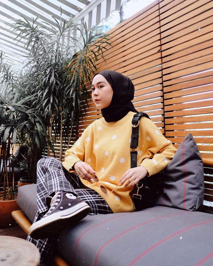 Tren fashion hijab 2019 - Padu padan celana kotak-kotak dengan sweater polkadot