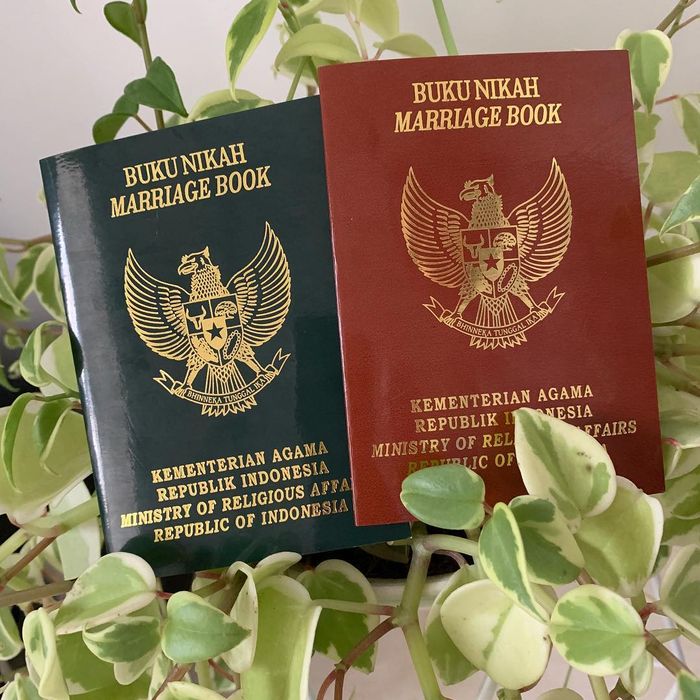 Buku nikah Kartika Putri dan Habib Usman bin Yahya. Setelah Nikah Siri, Kartika Putri Awali Tahun 2019 dengan Tunjukan Buku Nikah