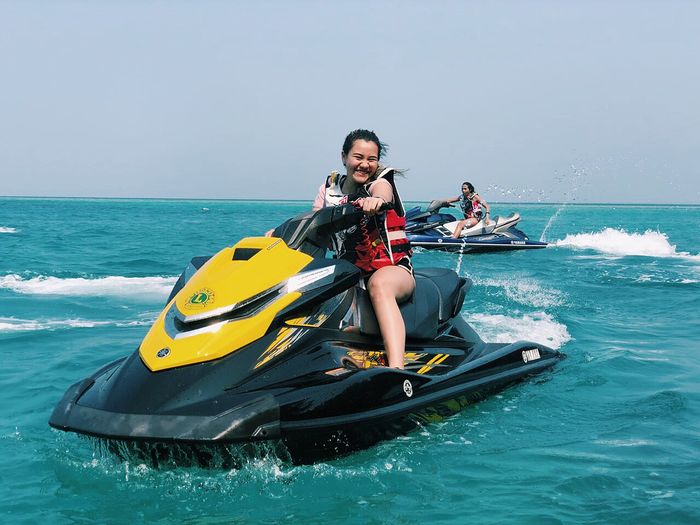 Aaliyah Massaid juga bisa mengendarai jetski.