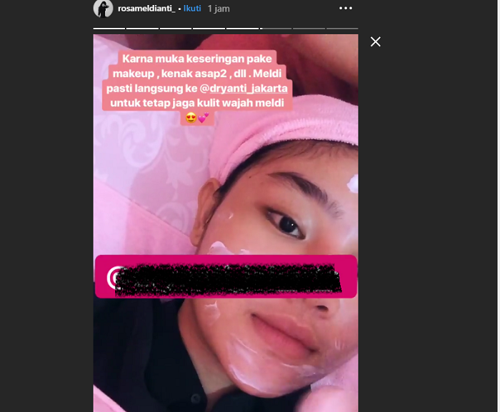 Rosa Meldianti sedang melakukan perawatan wajah