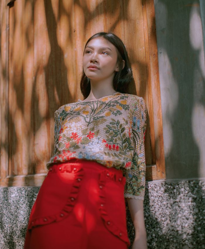 Potret Modis Sasi Asmara, Anak Anjasmara dan Dian Nitami yang Curi Perhatian - Floral Blouse