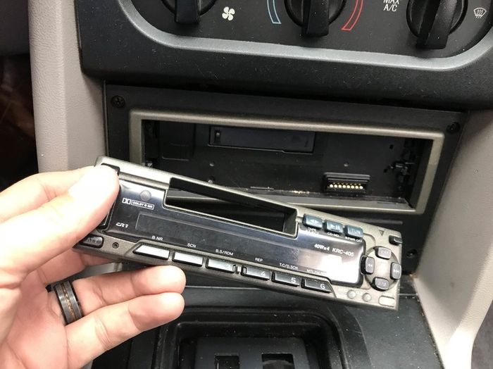 Lepaskan pelat muka radio