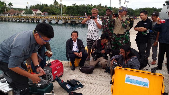 Tim BMKG memasang alat ukur ketinggian air di dekat gunung anak Krakatau