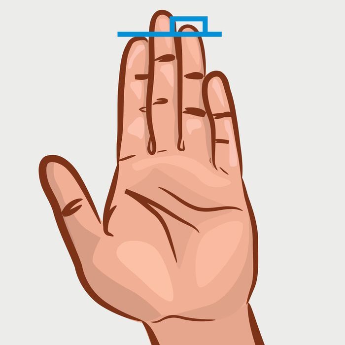 Jari telunjuk lebih pendek dari jari manis.