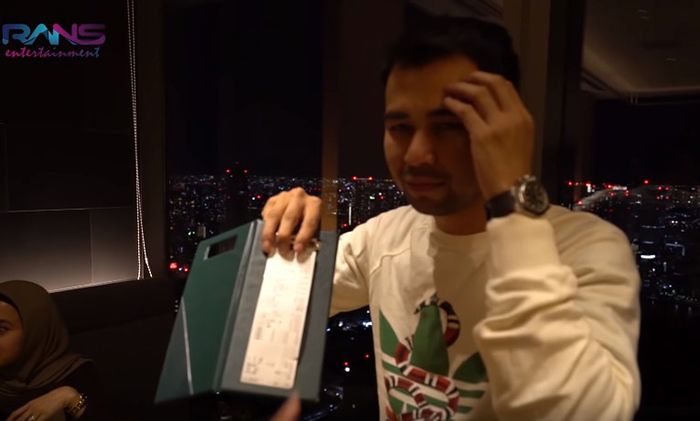 Raffi bingung dengan total bill ditangannya
