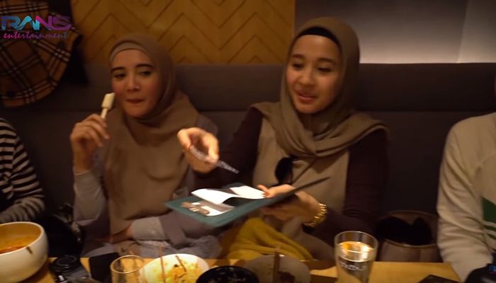Bella membayar bill dengan kartu milik Gigi