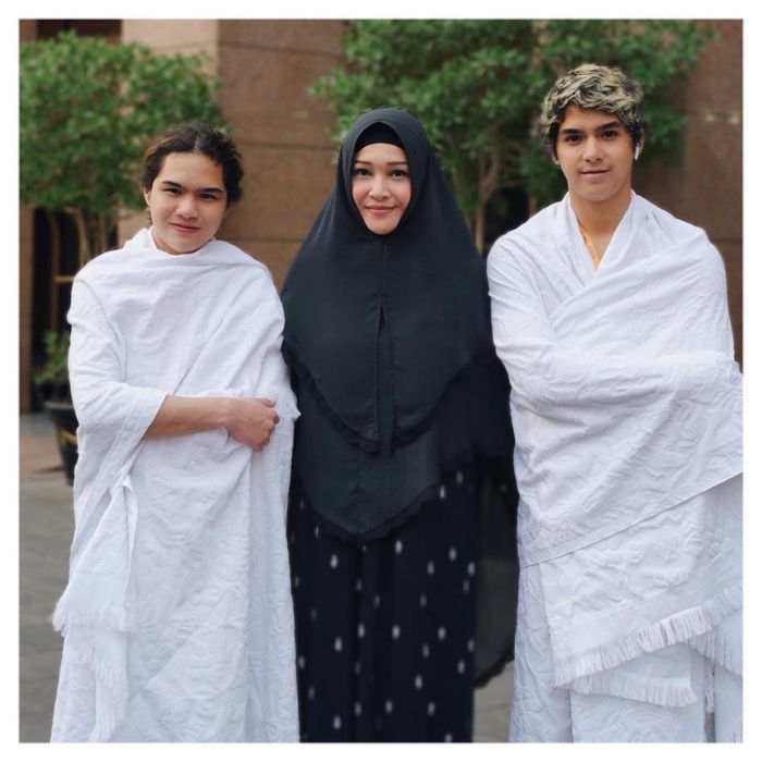 Adu Gaya Maia Estianty VS Mulan Jameela Saat Ibadah Umrah di Tanah Suci