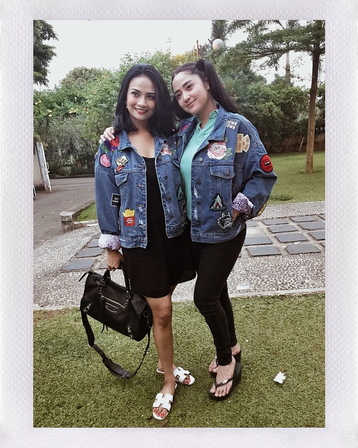 Vanessa Angelo terlihat menenteng tas mewah dari Balenciaga seri City Classic berwarna hitam