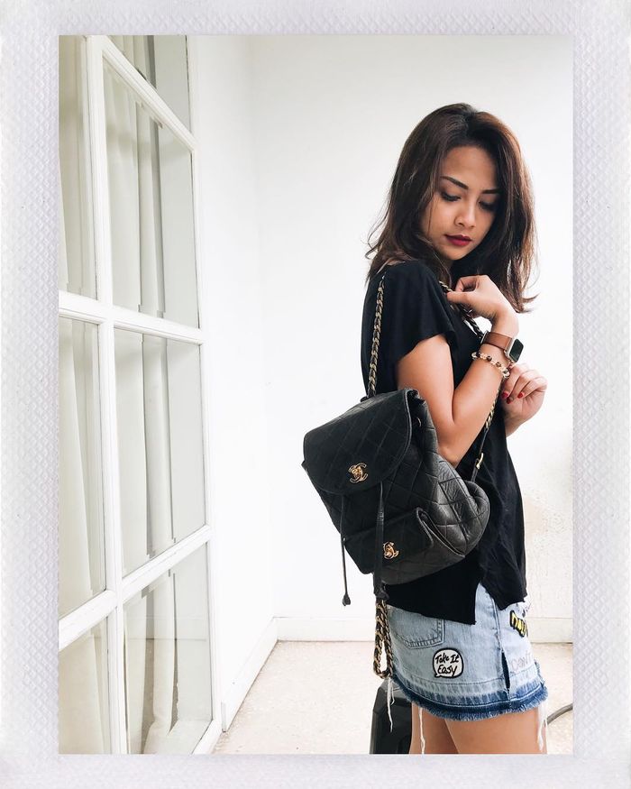 Vanessa Angel terlihat memakai tas mewah  Chanel Quilted Cc Black Leather Vintage France Backpack