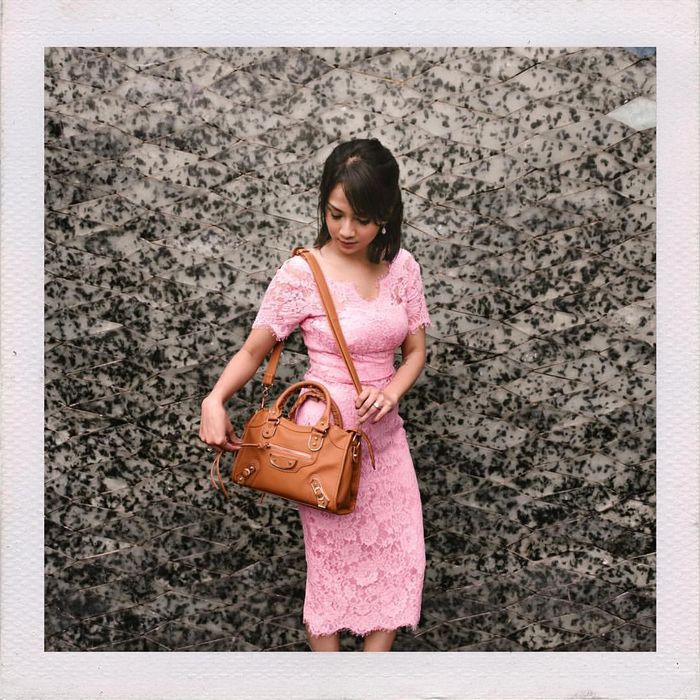 Vanessa Angel terlihat memakai tas mewah Balenciaga Classic City Small Bag in Marron Terracottamarrone dari brand Balenciaga