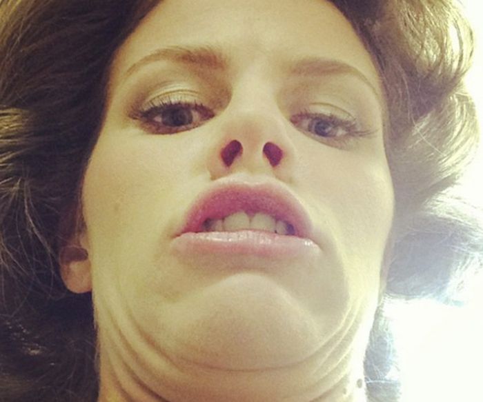 pose double chin