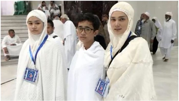 Adu Gaya Maia Estianty VS Mulan Jameela Saat Ibadah Umrah di Tanah Suci