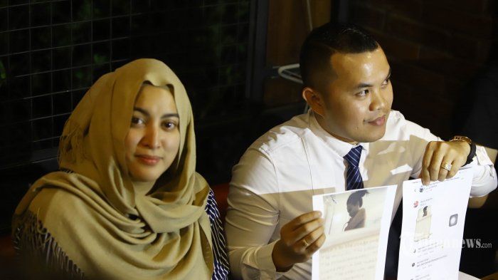 Sahabat dekat Vanessa Angel, Jane Shalimar bersama kuasa hukumnya menggelar jumpa pers di Jakarta Selatan, Senin (7/1/2019). Kuasa hukum Vanessa Angel dan Jane Shalimar membantah Vanessa Angel terlibat prostitusi online di Surabaya.