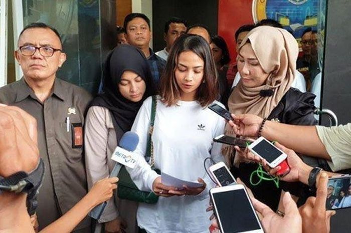 Vanessa Angel usai diperiksa kepolisian Polda Jatim setelah terlibat prostitusi online.