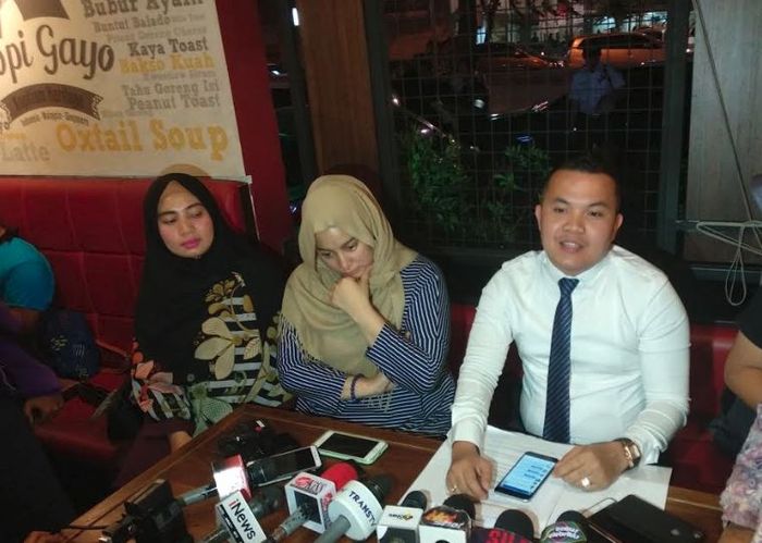 Jane Shalimar dan kuasa hukum Vanessa Angel, Muhammad Zakir Rasyidin, saat ditemui Grid.ID di Kalibata, Jakarta Selatan, Senin (07/1/2018).