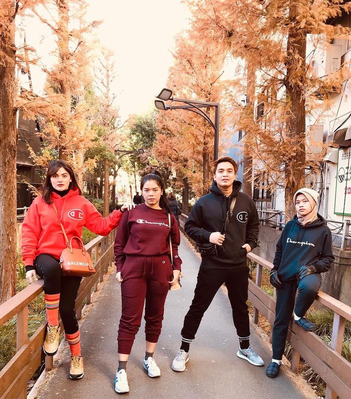 Billy Syahputra ajak adik dan kekasihnya, Hilda Vitria Khan berlibur di Jepang.