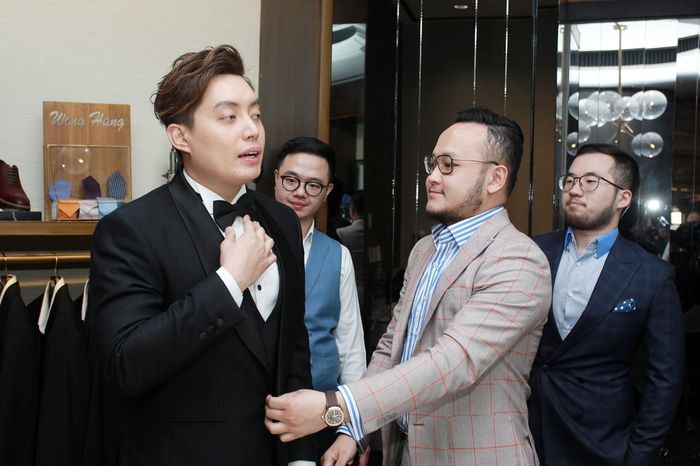 Edric Tjandra saat fitting <a href='https://pontianak.tribunnews.com/tag/jas' title='jas'>jas</a> <a href='https://pontianak.tribunnews.com/tag/pengantin' title='pengantin'>pengantin</a> di Wong Hang Tailor, Grand Indonesia, Jakarta Pusat pada Se