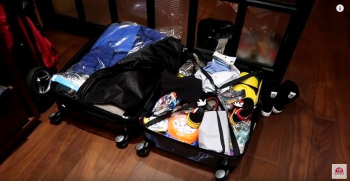 Nagita Slavina juga memperlihatkan satu koper yang berisi barang-barang milik Rafathar.
