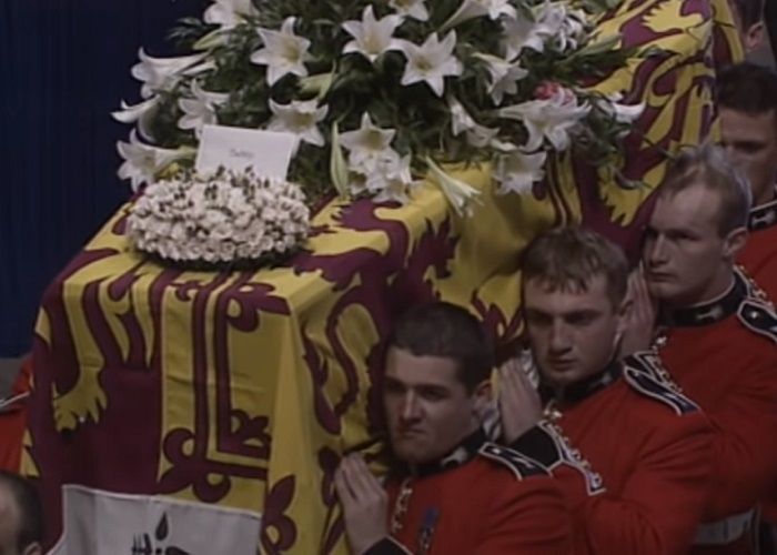 Tampak wajah menahan berat para prajurit kerajaan Inggris ketika mengangkat peti mati Lady Diana