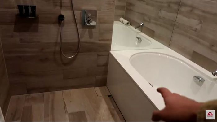 Youtuber Jerome Polin juga memperlihatkan kamar mandi yang ada di kamar Nagita Slavina dan Raffi Ahmad.