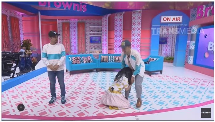 Ayu Ting Ting memohon pada Ruben Onsu agar Ivan Gunawan kembali.
