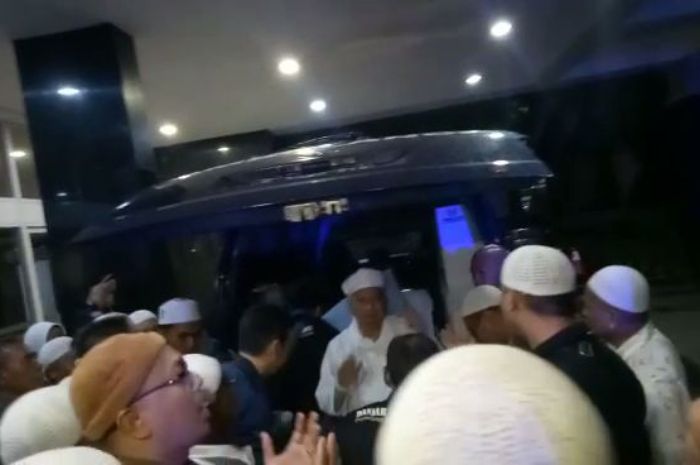 Ustaz Arifin Ilham diberangkat dari Rumah Sakit Cipto Mangunkusumo (RSCM) Kencana, Menteng, Jakarta