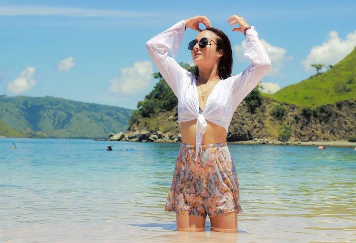 Gaya Seksi Naomi Zaskia Saat Bermain di Pantai, Wanita yang Dikabarkan Jadi Kekasih Sule - Knot Fron