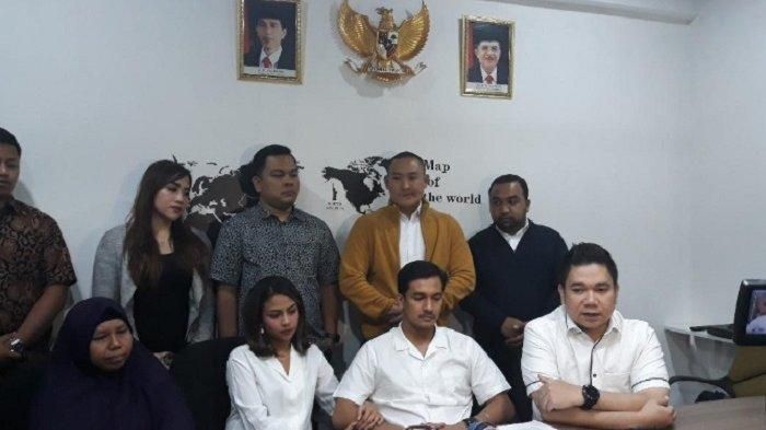 Vanessa Angel didampingi kekasihnya, Bibi Ardiansyah, bersama kuasa hukumnya, Milano, menggelar jumpa pers saat Vanessa Angel masih berstatus menjadi saksi.