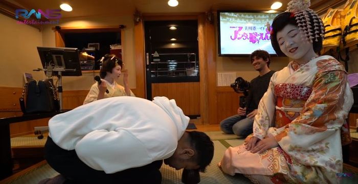 Raffi Ahmad saat bermain bersama geisha di atas kapal