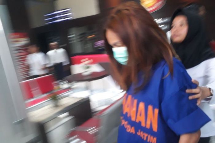 S, tersangka mucikari artis VA masih diperiksa intensif di Polda Jatim, Kamis (10/1/2019)