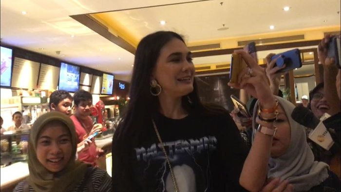 Seakan meledek awak media, Luna Maya merekam wartawan yang mewawancarainya soal Ariel Noah.